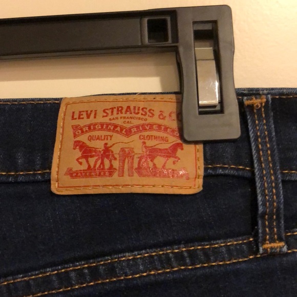 Women’s Levi Strauss Stonewashed Dark Blue Jeans - Picture 3 of 7